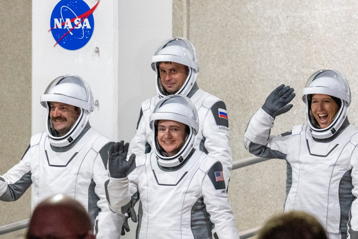 International crew en route to space station