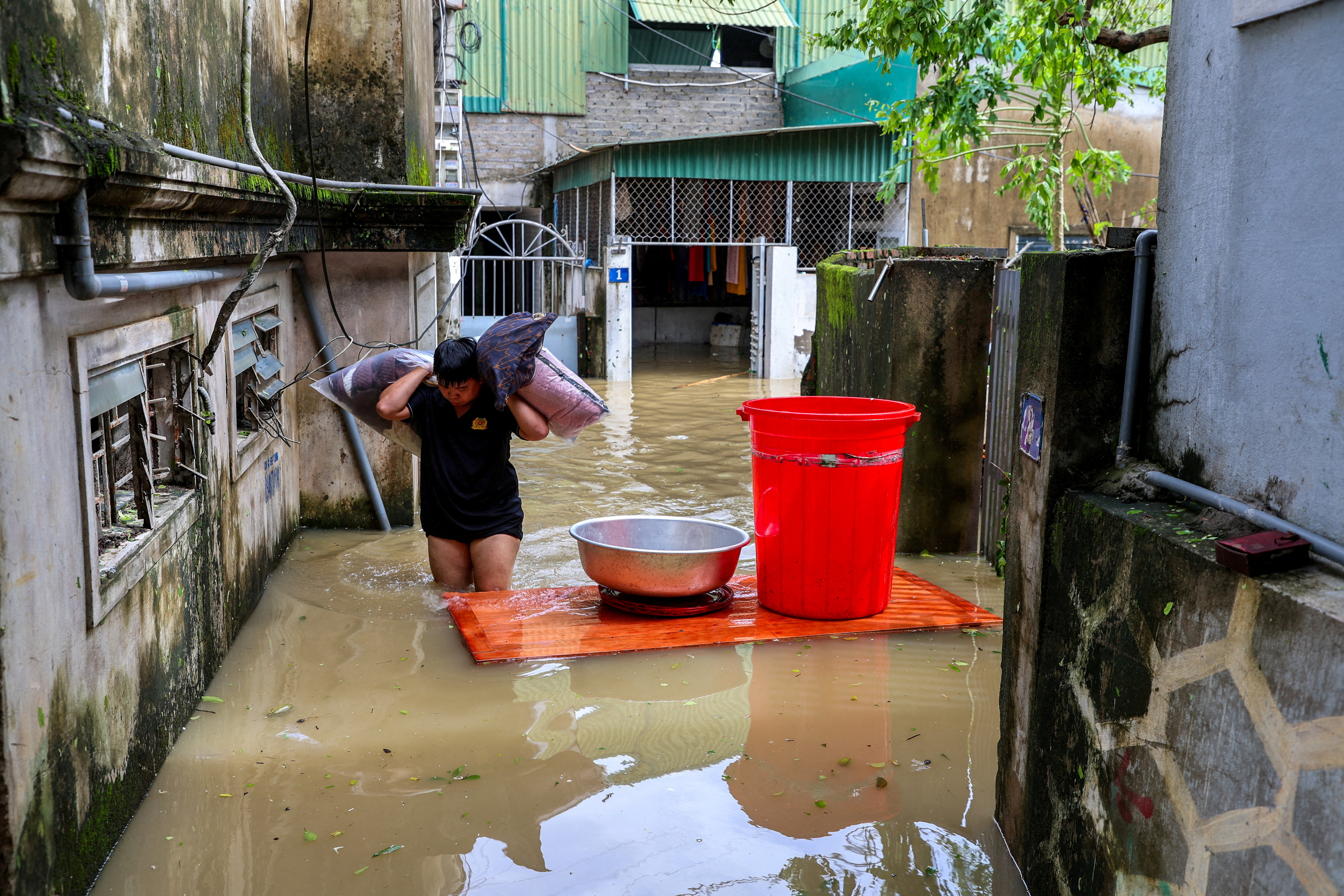 Bualoi death toll rises to 51 in Vietnam, banks told to support affected firms