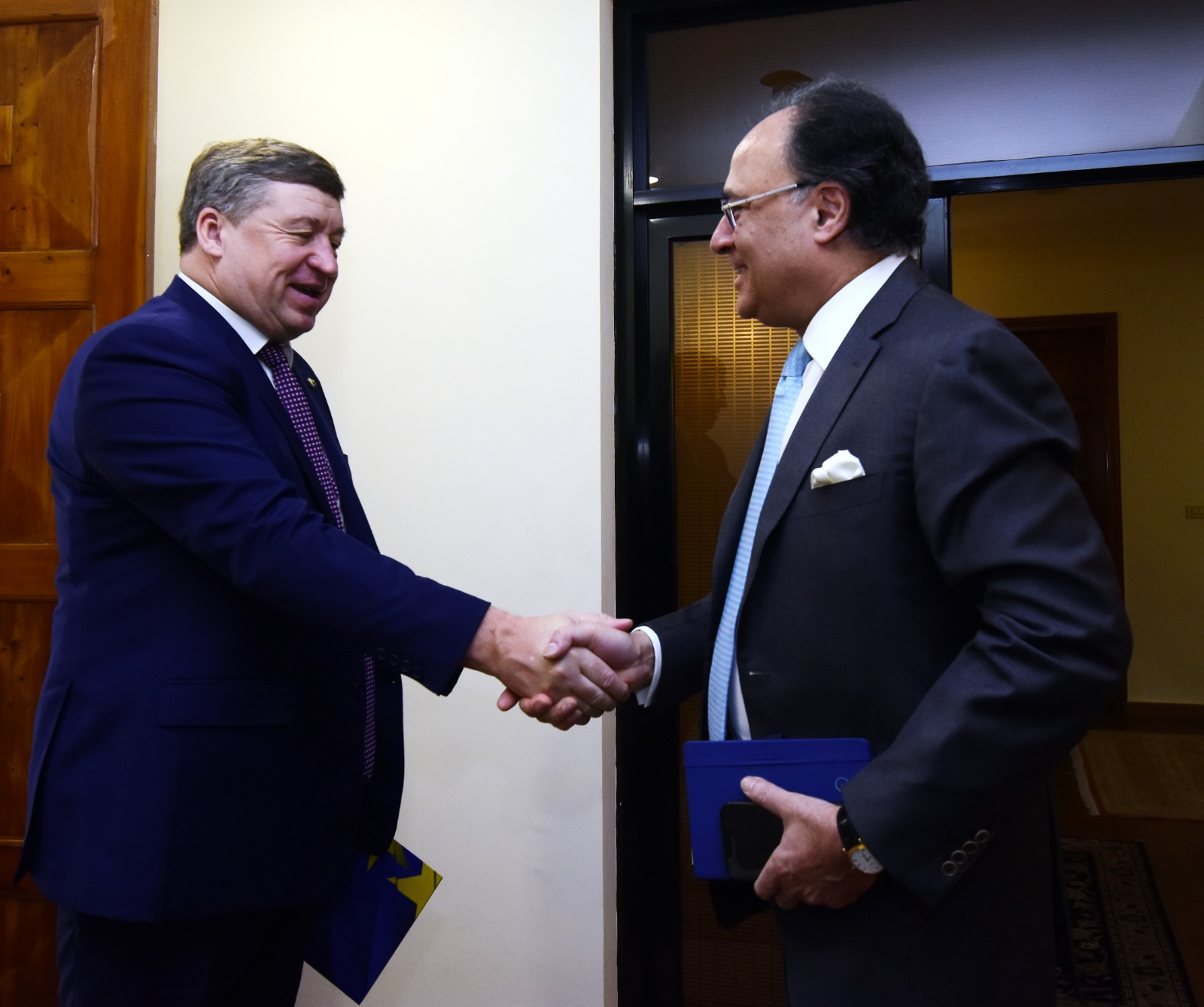 Pakistan returns to global bond markets, eyes deeper EU investment ties